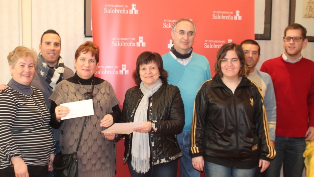 Los familiares de Raúl reciben el dinero de manos de la edil de Bienestar Social, Mari Carmen Callejón.